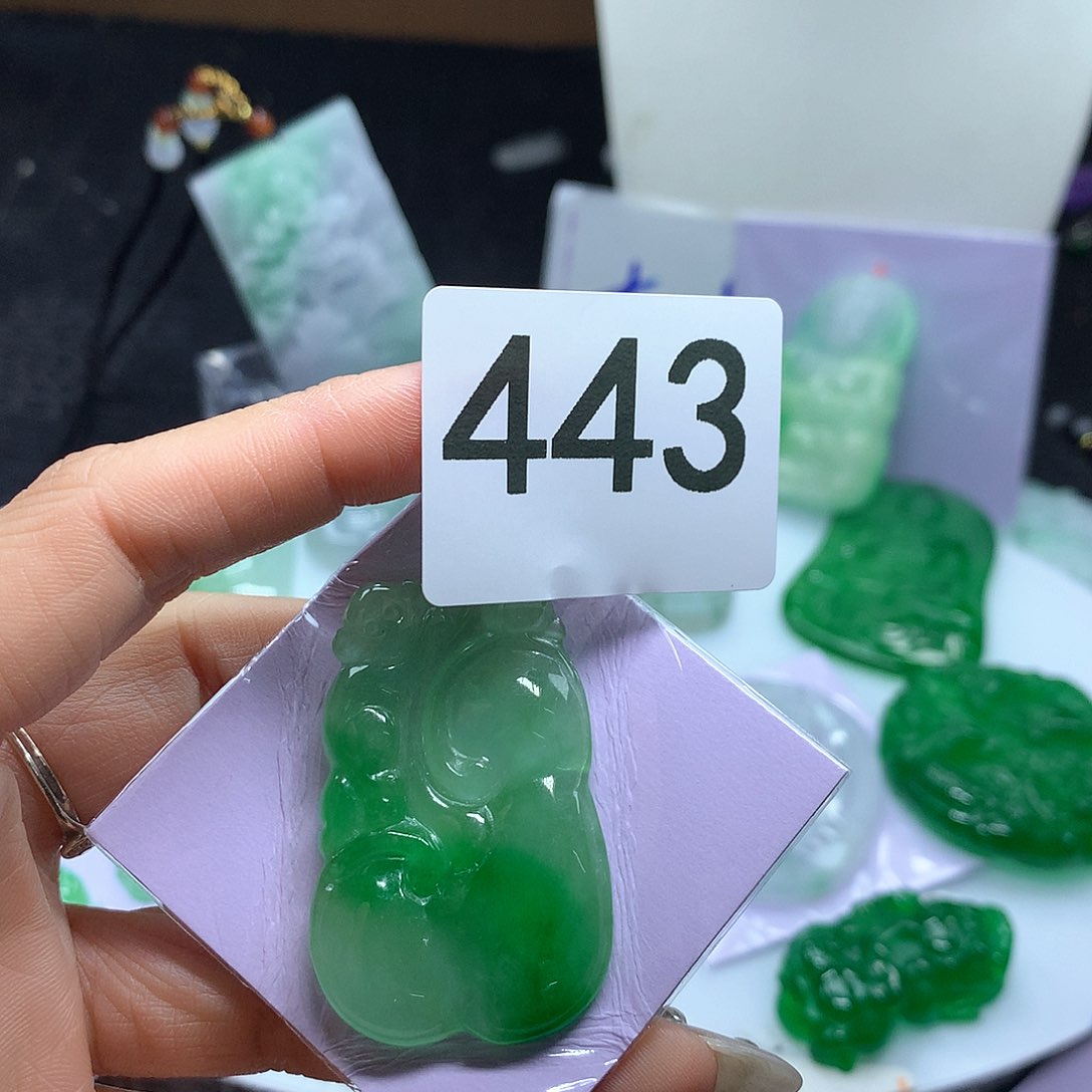 翡翠吊坠(赠链)未镶嵌