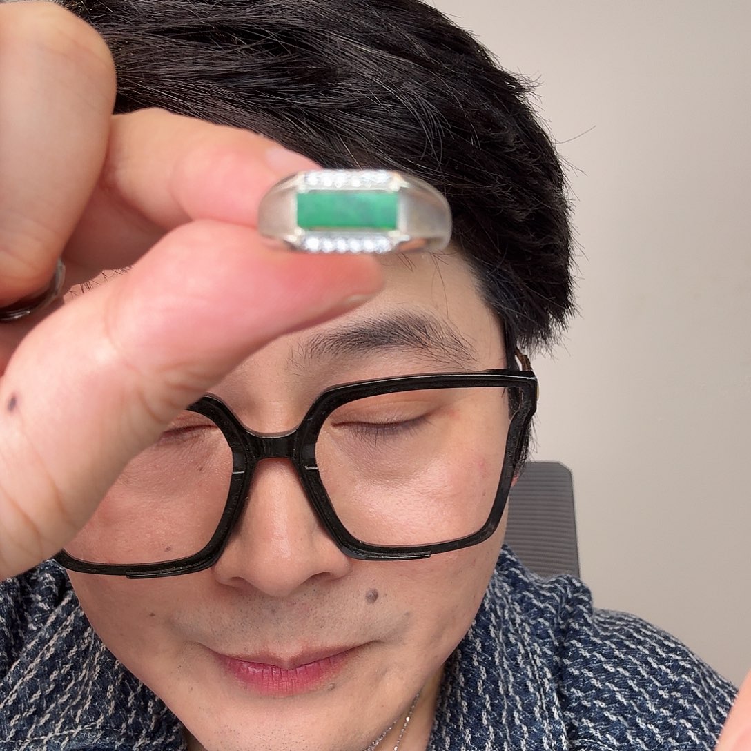 翡翠未镶嵌颈饰一件