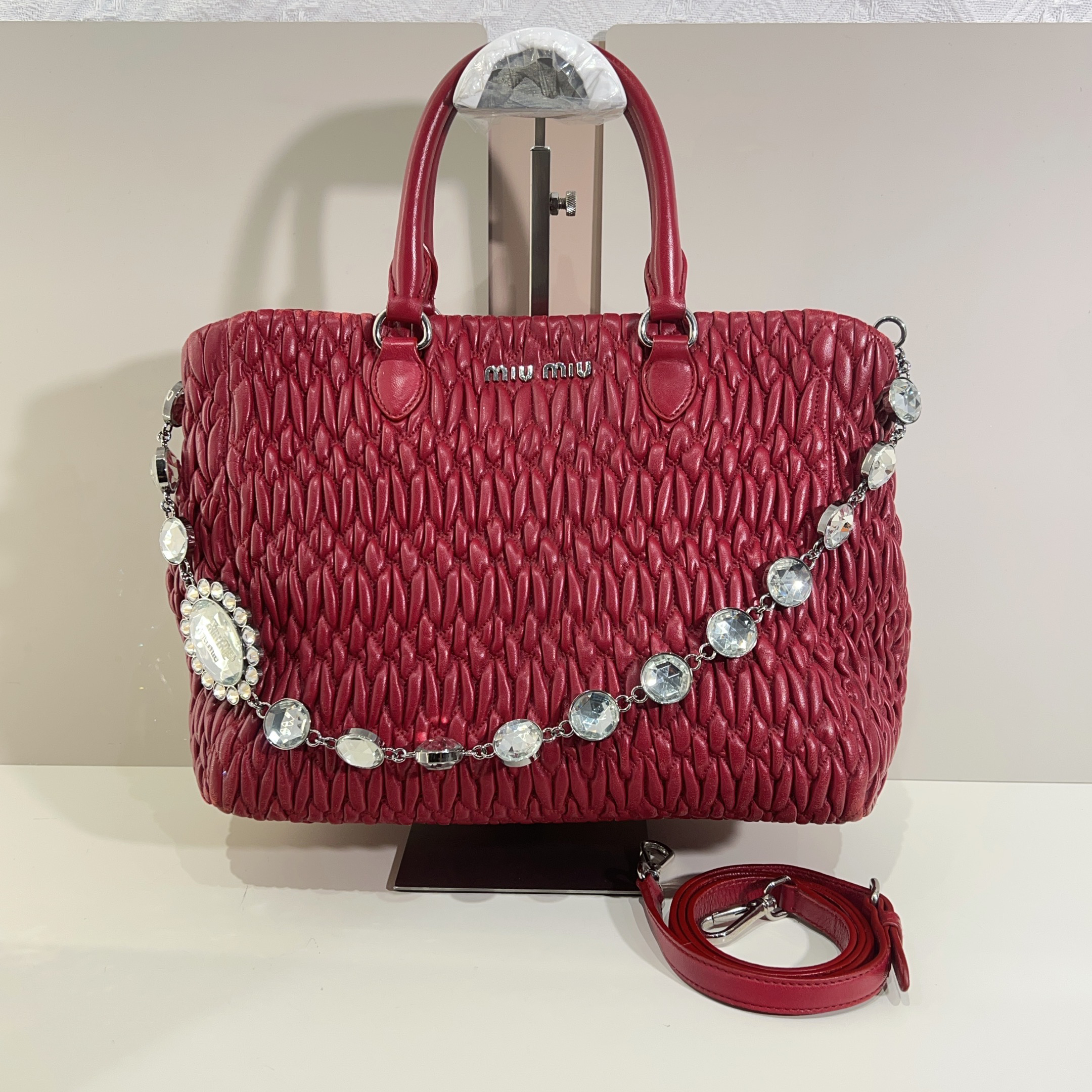 95新 MIU MIU/缪缪 缪缪miumiu褶皱菜篮子双肩带a8420