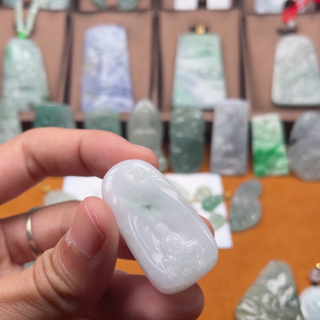 翡翠颈饰未镶嵌唔到