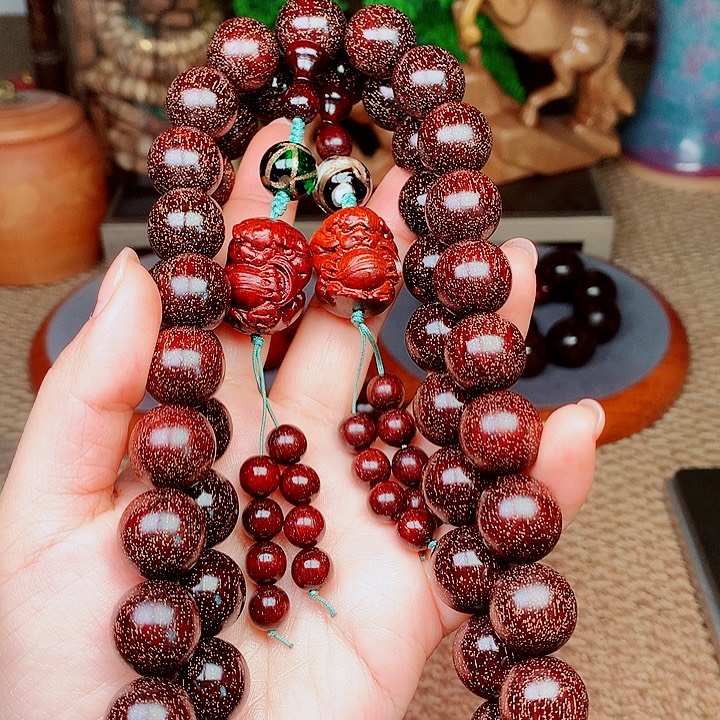 檀香紫檀（小叶紫檀）桃1.5手持