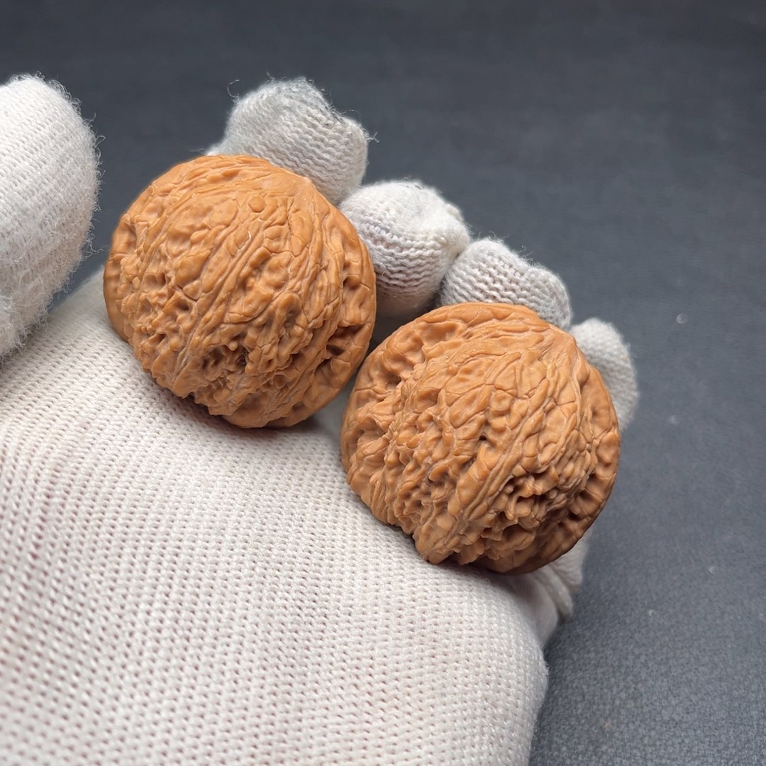 文玩核桃吊坠绣球