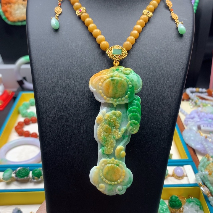 翡翠颈饰未镶嵌黄绿如意