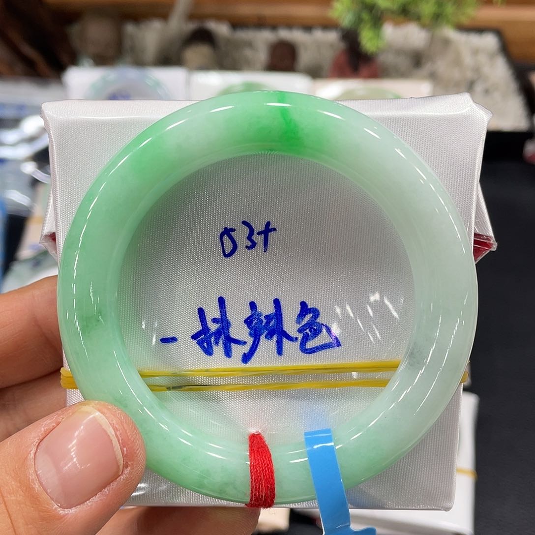 翡翠手镯未镶嵌缅甸