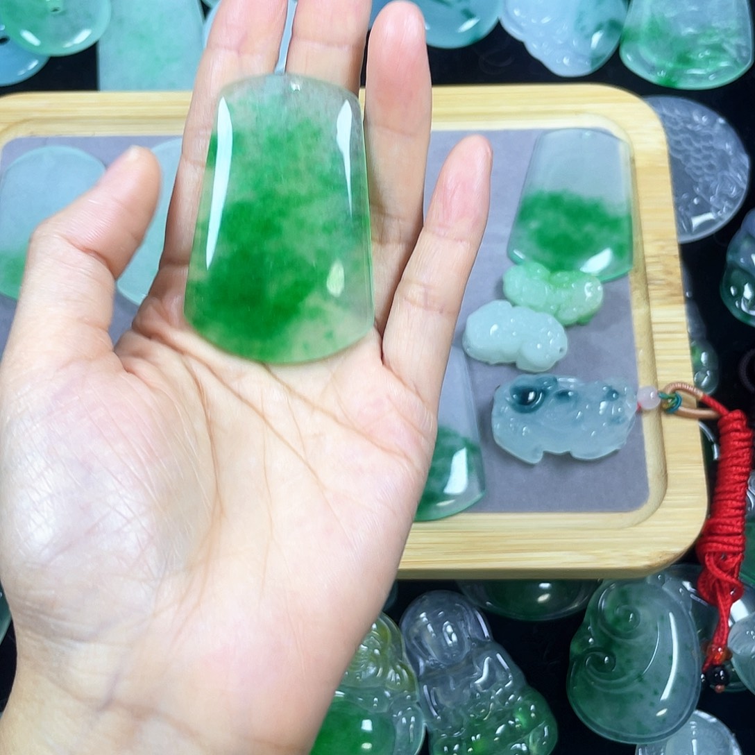 啊***画翡翠未镶嵌颈饰吊坠