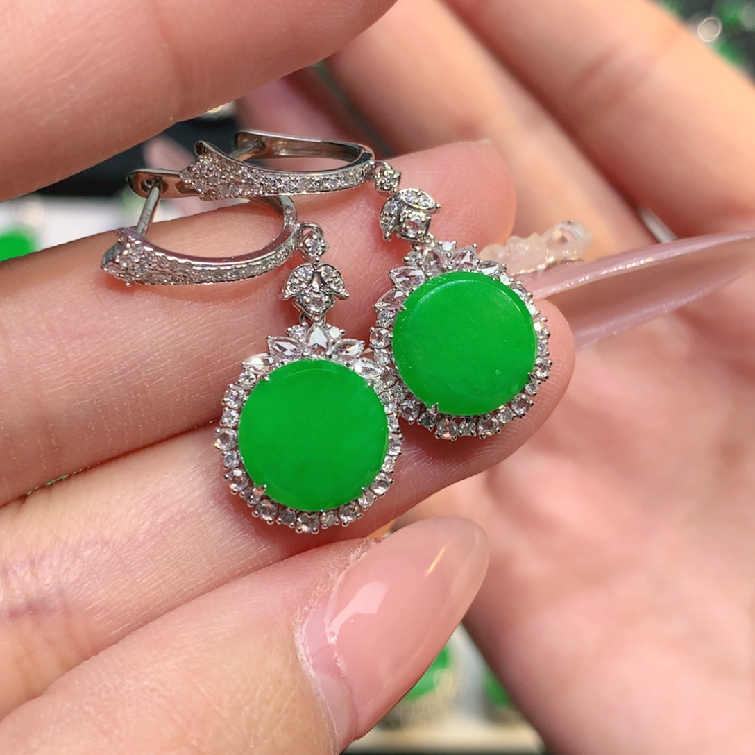 翡翠18K金镶嵌颈饰百**侵翡翠