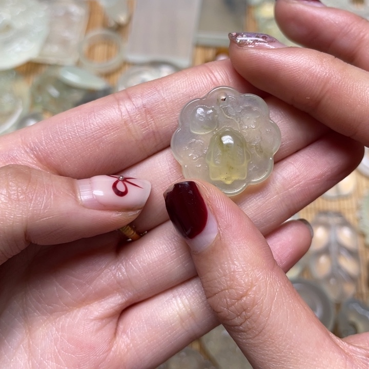 蛇纹石玉颈饰未镶嵌