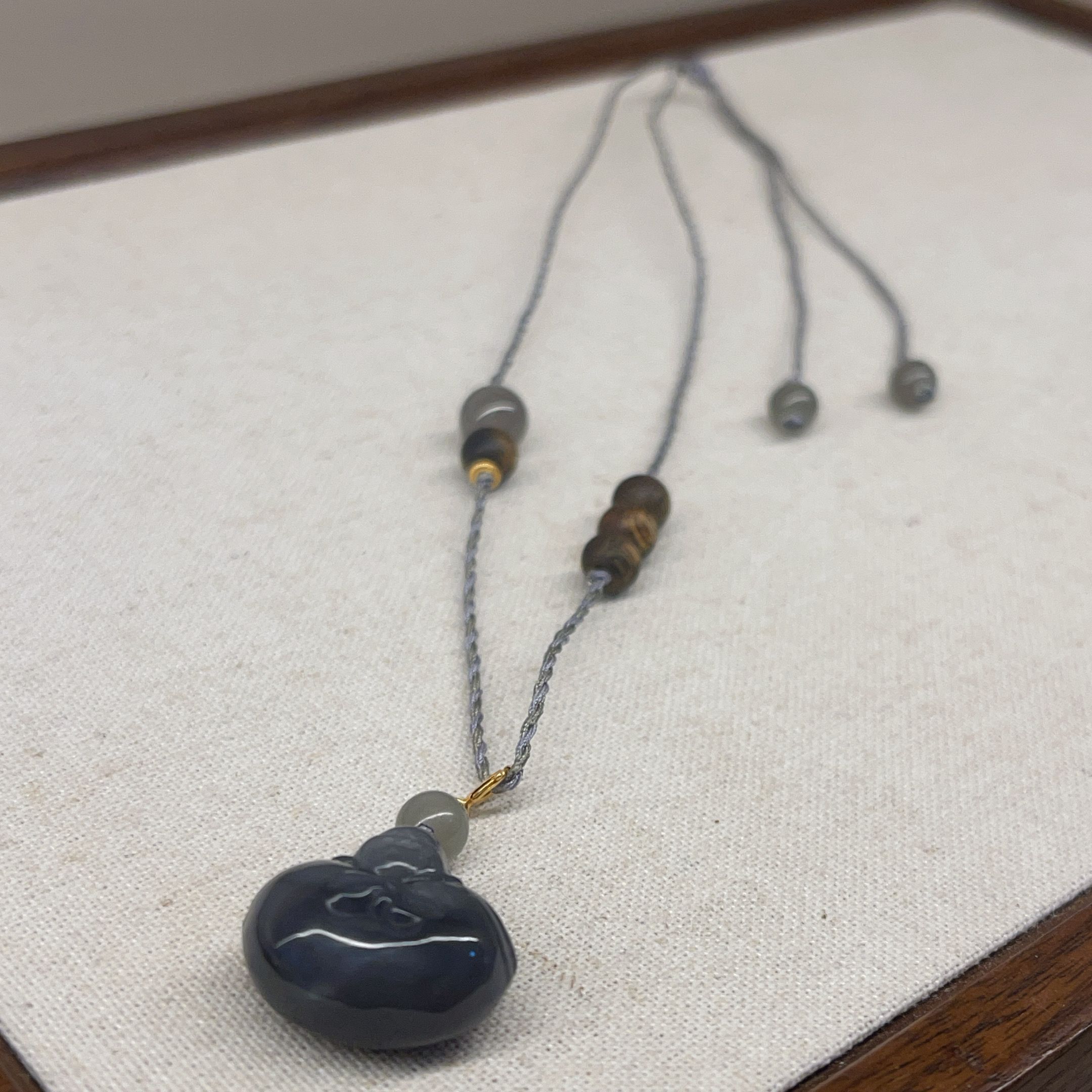 【珊木居】S883 烟紫抱抱佛小 和田玉0.6沉香项链