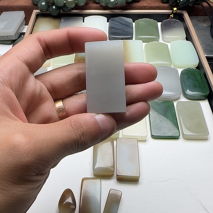 和田玉未镶嵌颈饰霹**荷