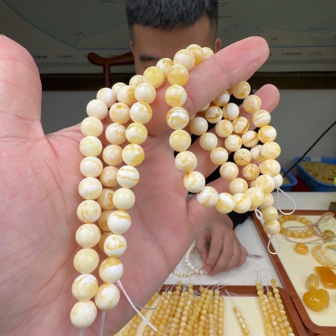 琥珀未镶嵌裸石多样性发其一