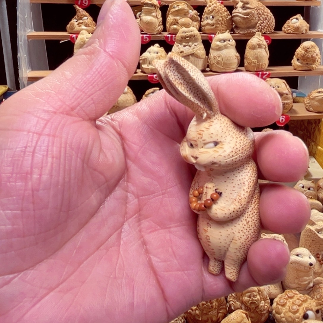 映***丹竹竹根雕兔子手把件