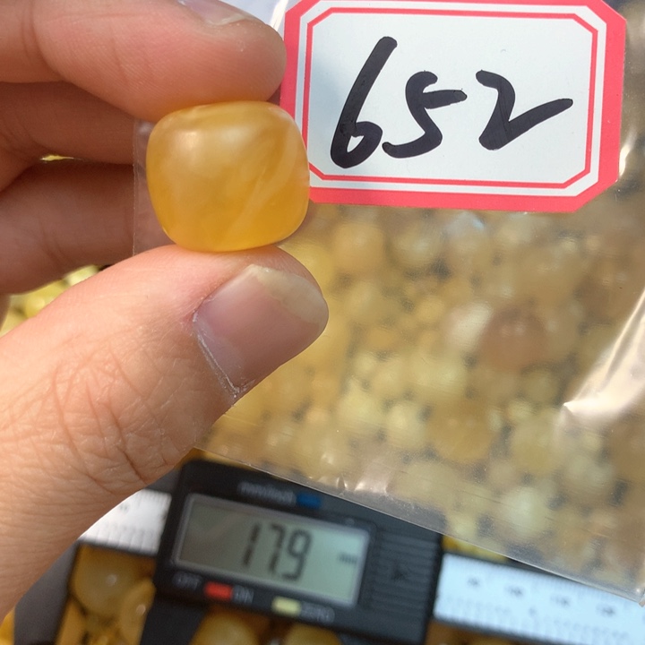 琥珀未镶嵌珠宝奇石瑕疵17.6