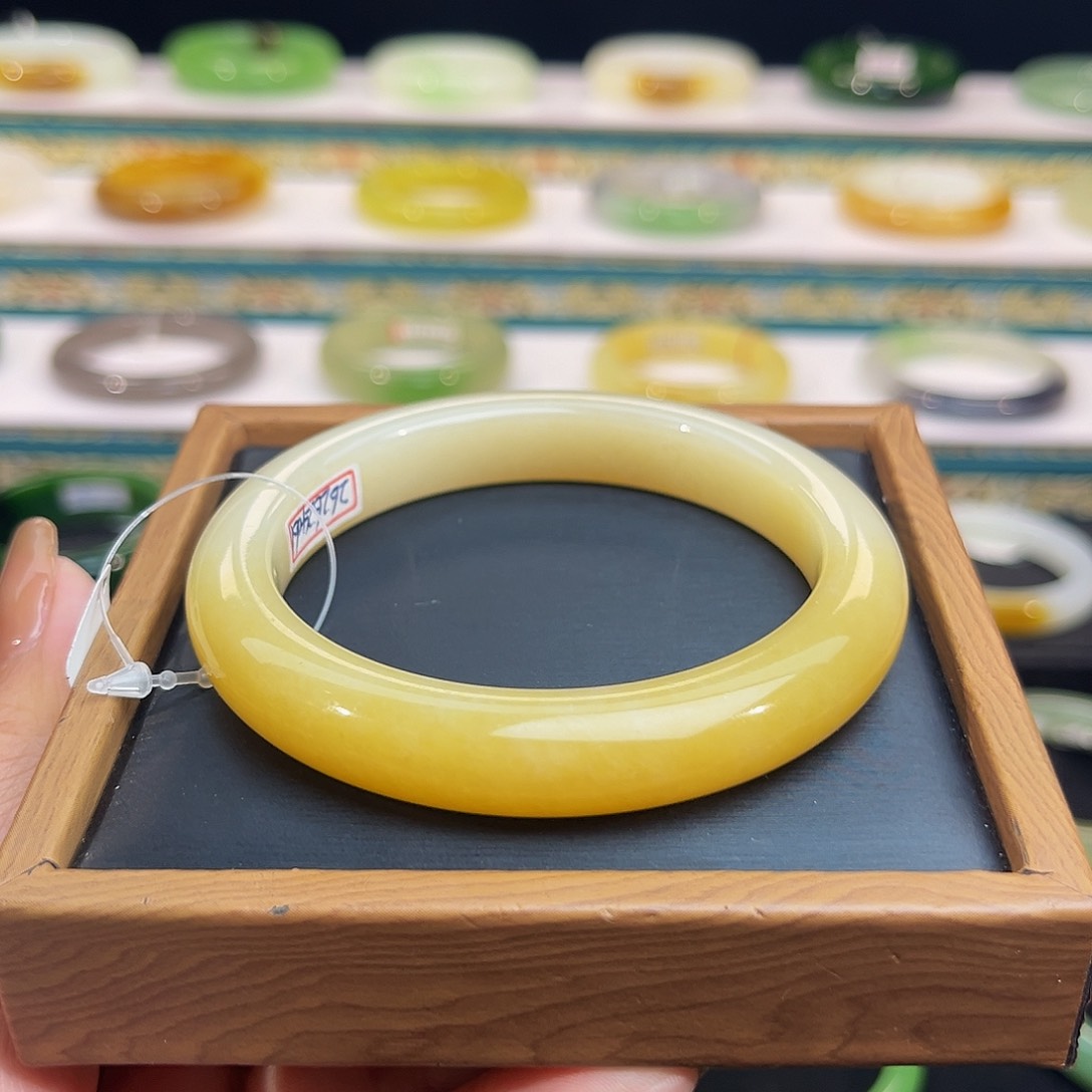 未镶嵌手镯和田玉-糖白手镯