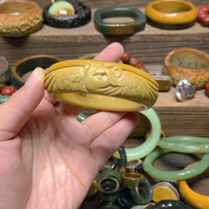 秋***雨岫岩河磨玉（透闪石质玉）未镶嵌手镯