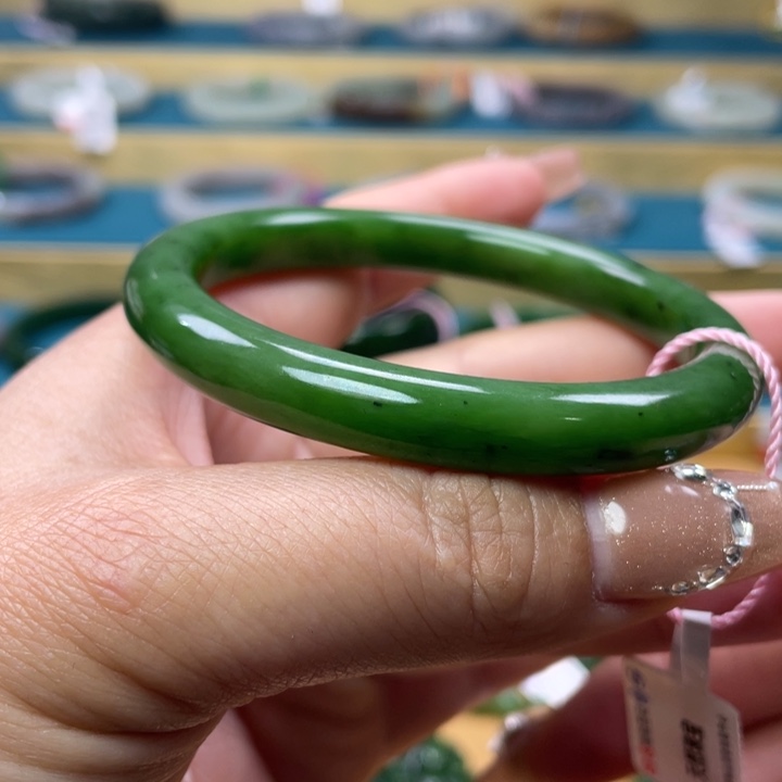 和田玉手镯59+圈口。编号68未镶嵌