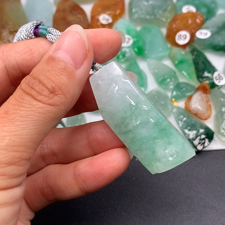 翡翠未镶嵌颈饰随型