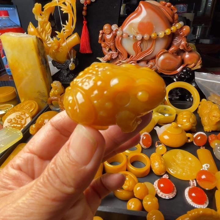 未镶嵌石英质玉（黄龙玉）颈饰