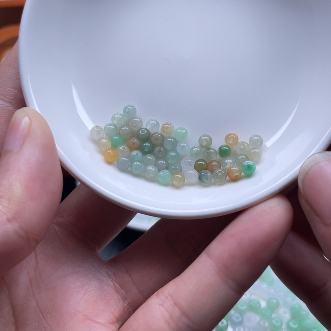 翡翠散珠翡翠小米珠卡3.6。 60颗