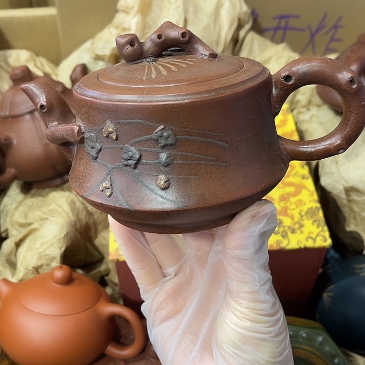 紫砂茶壶矿泥料，手工制作的一把紫砂壶。