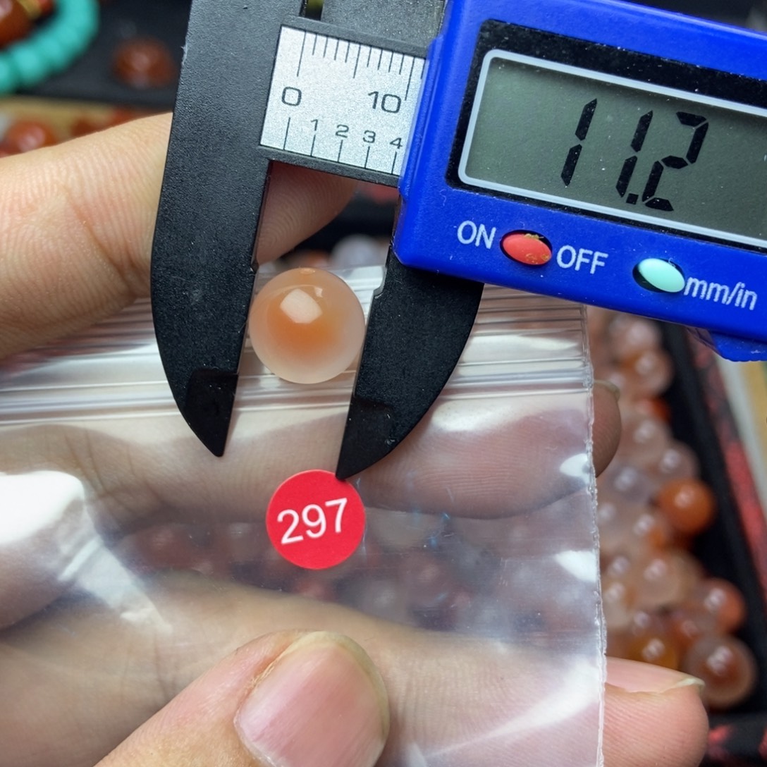 南红玛瑙未镶嵌有瑕疵