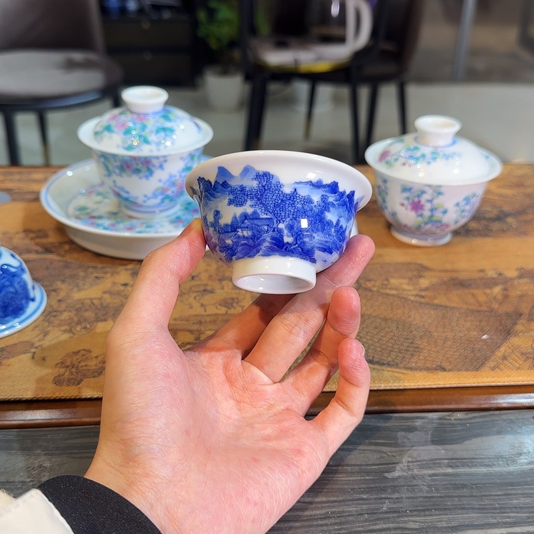 明逸堂青花山水中号压手杯