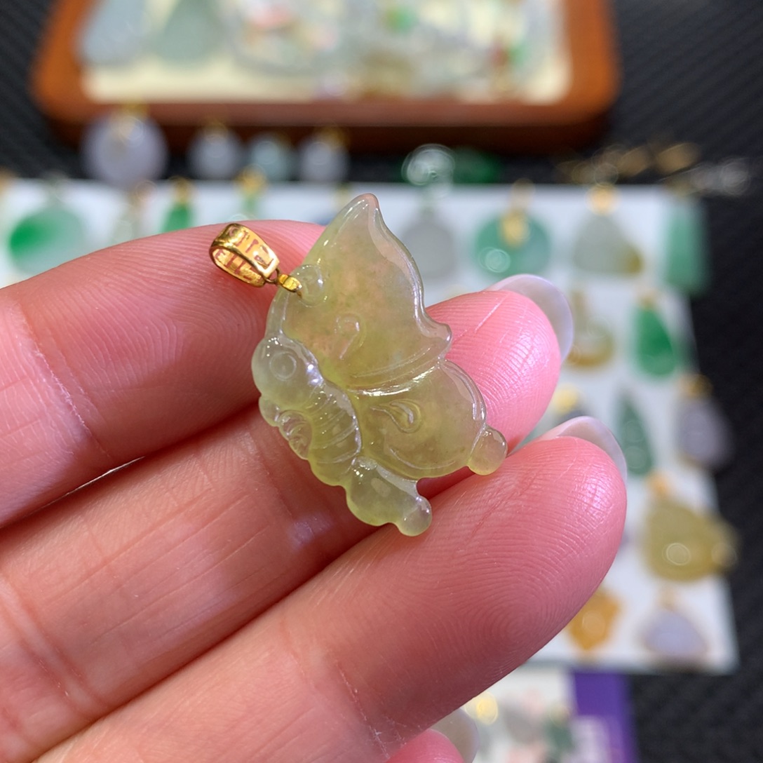 翡翠颈饰18K金镶嵌翡翠吊坠的未镶嵌