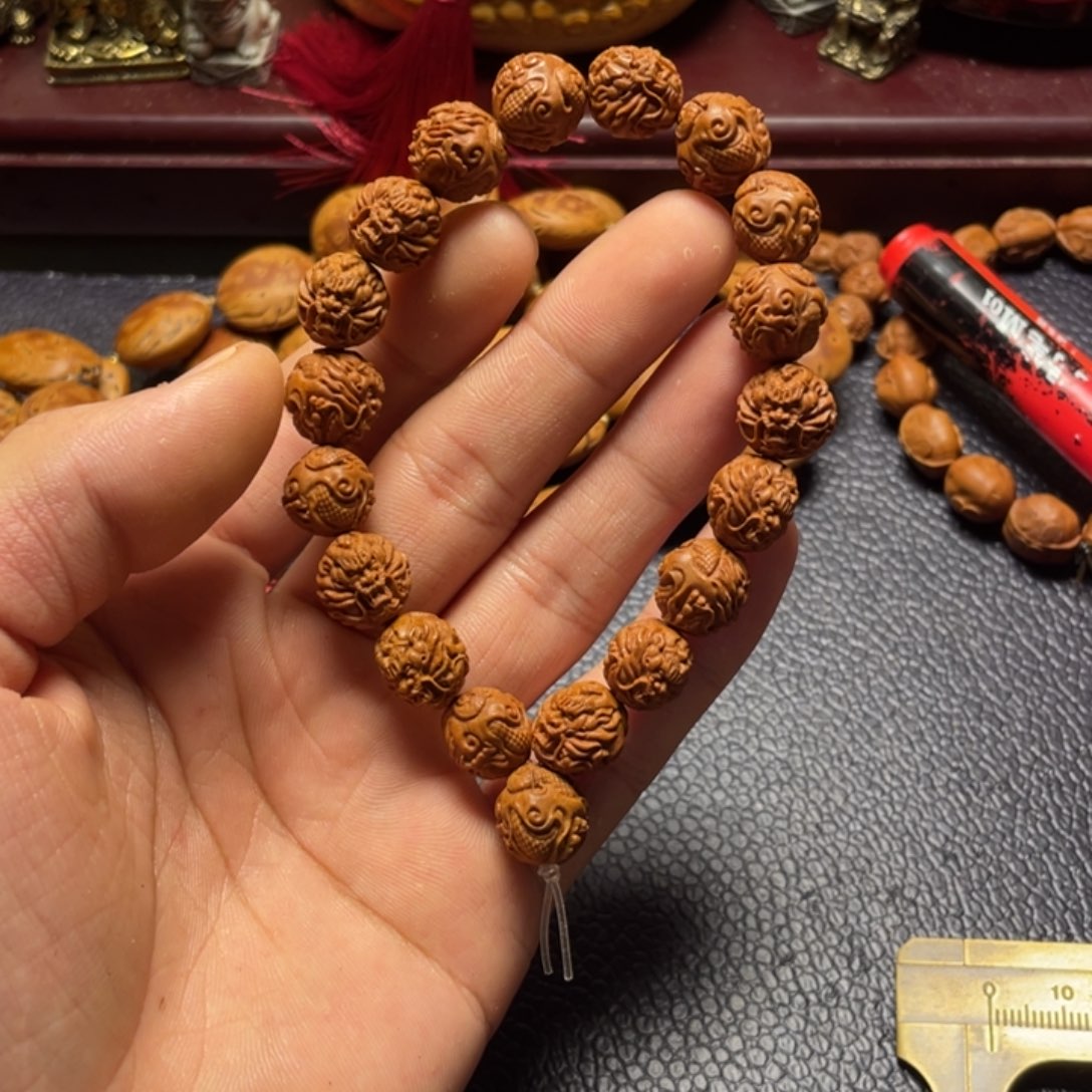 龙纹桃核雕刻龙珠