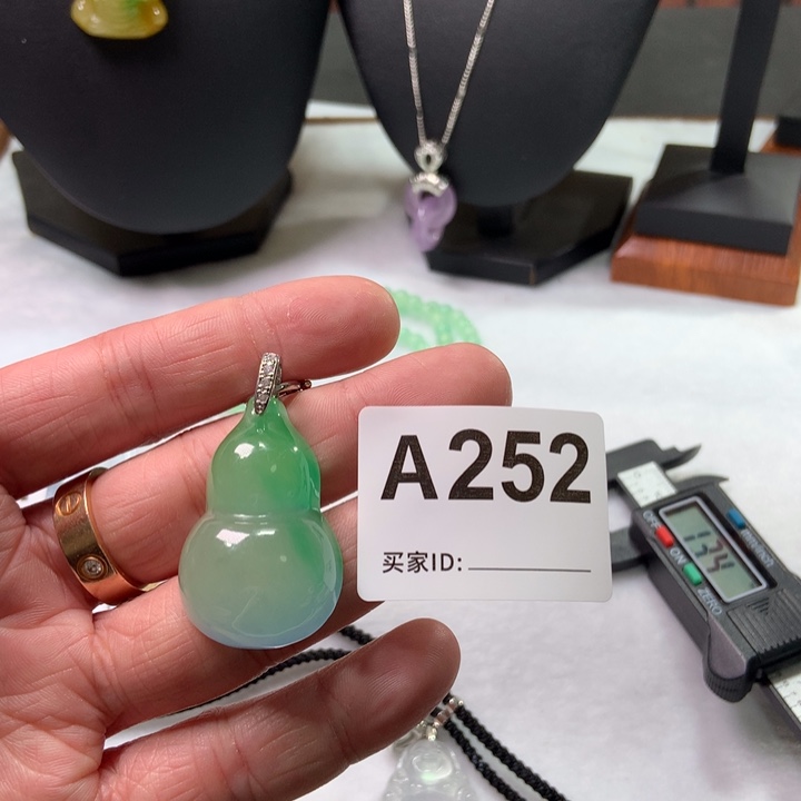 翡翠颈饰未镶嵌都****、