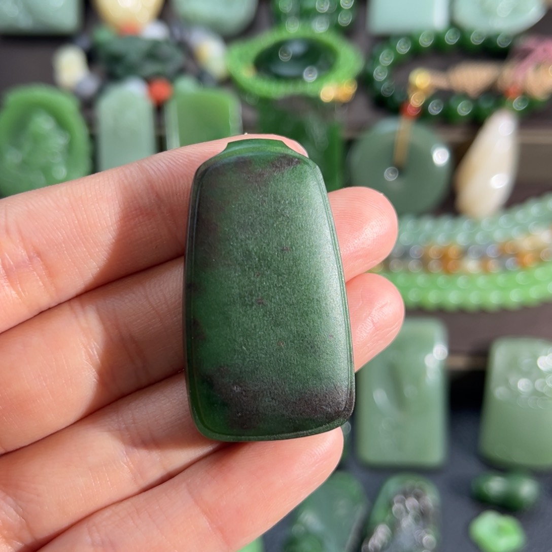 和田玉挂件未镶嵌菠菜绿聚红皮无事牌定制