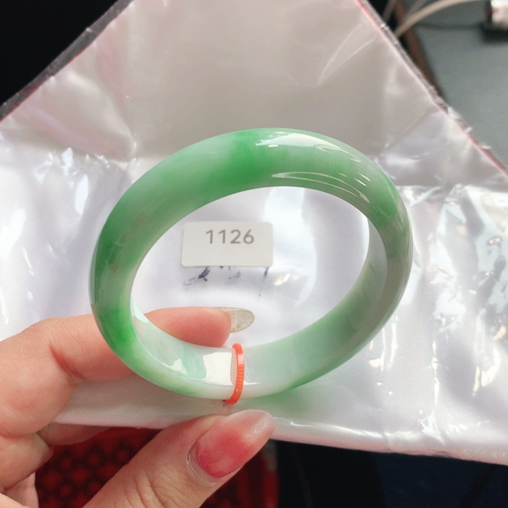 翡翠未镶嵌手镯03。