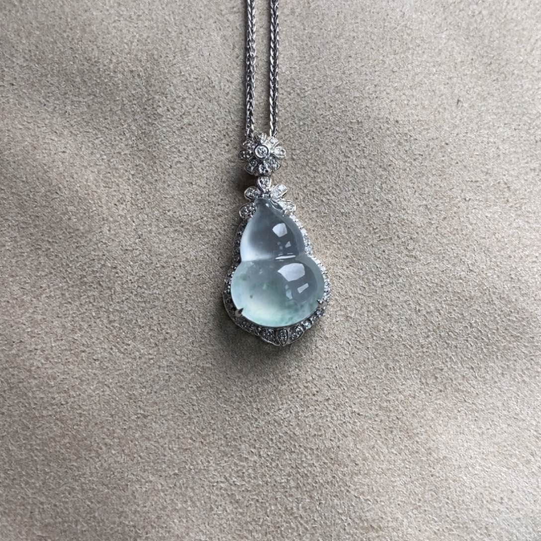 翡翠18K金镶嵌颈饰冰透起光飘花葫芦吊坠