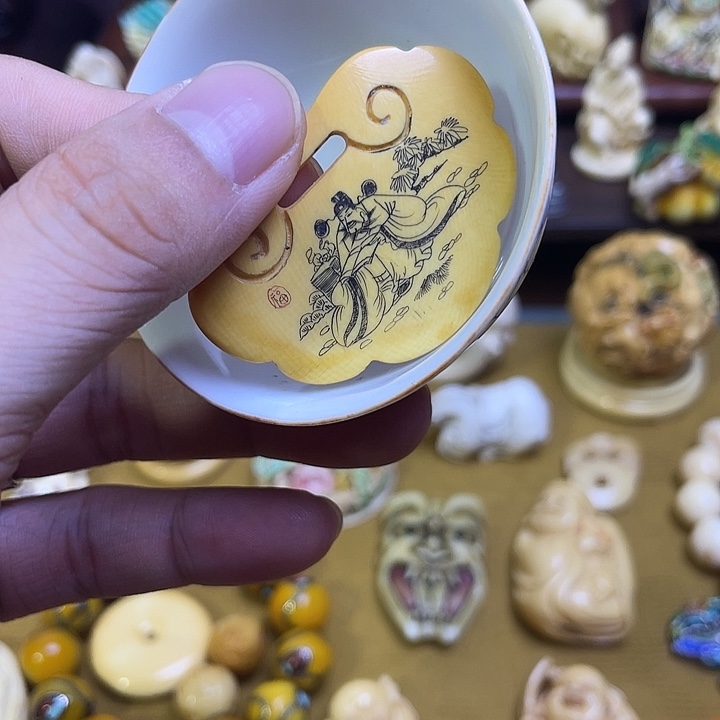 瓷片精致雕刻工艺精湛
