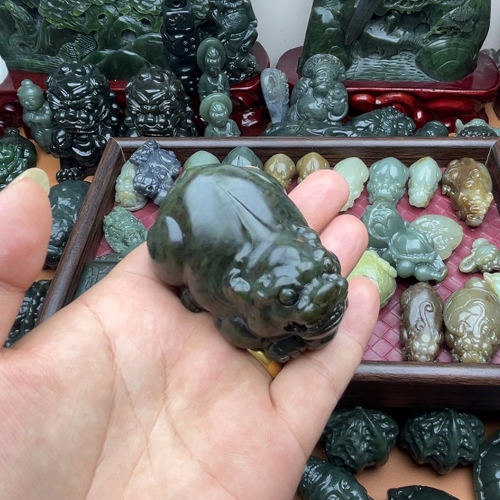 和田玉未镶嵌把件