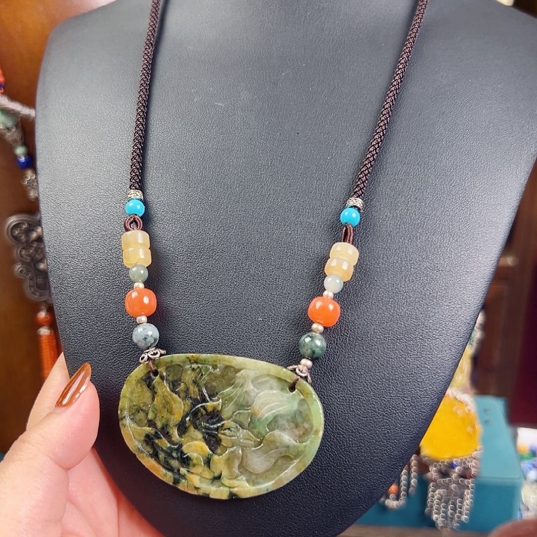 翡翠未镶嵌颈饰国风