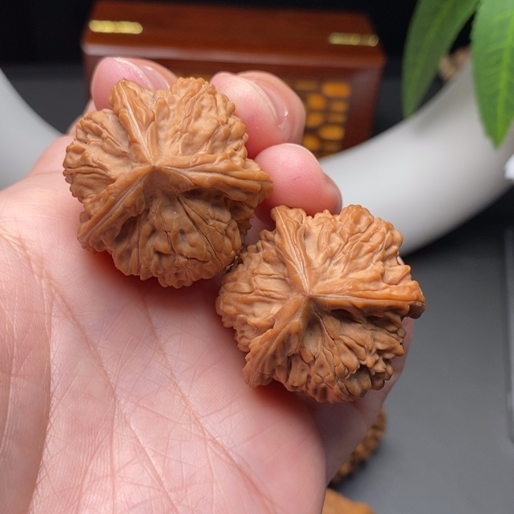 文玩核桃把件香****修三棱36