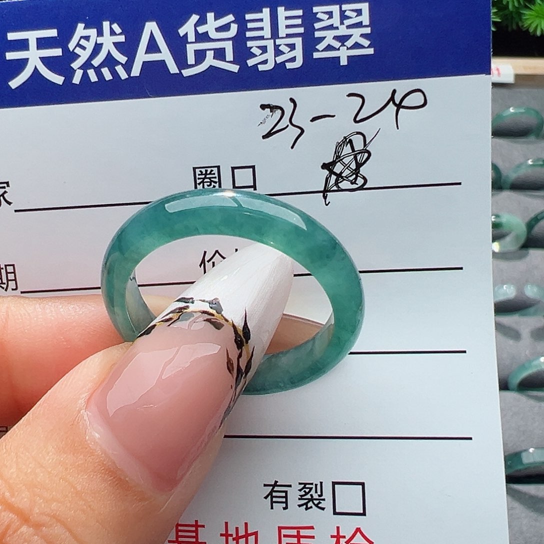 翡翠戒指未镶嵌自****云戒指