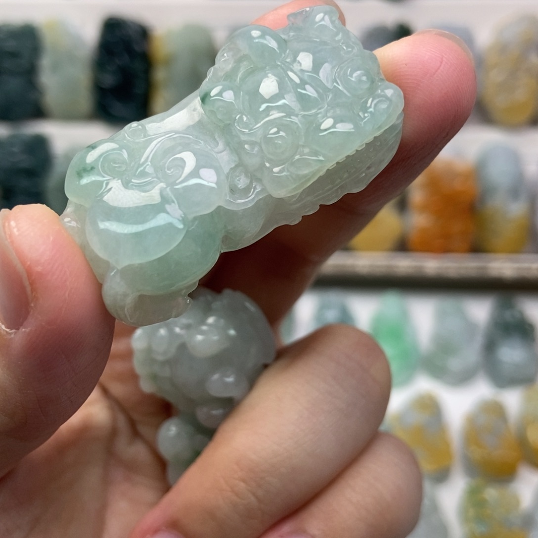 翡翠未镶嵌吊坠(赠链)