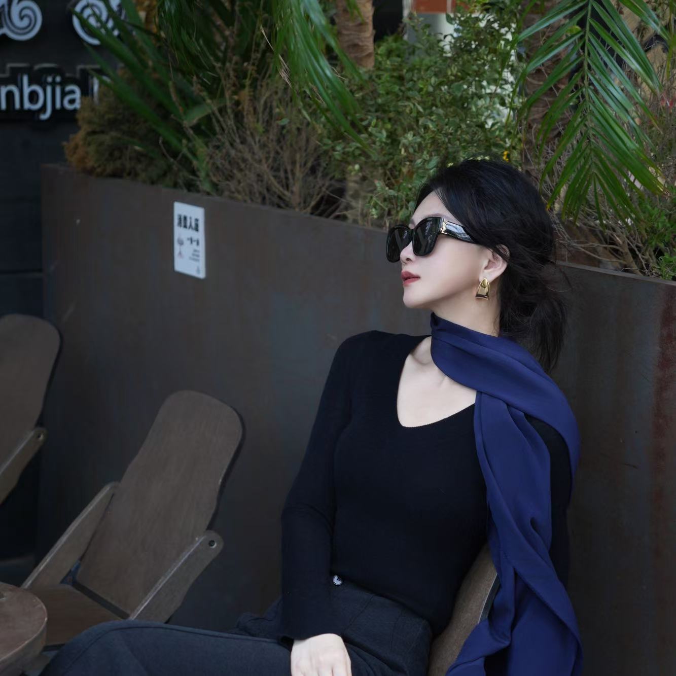 暖冬物语' 深 V领长袖针织衫