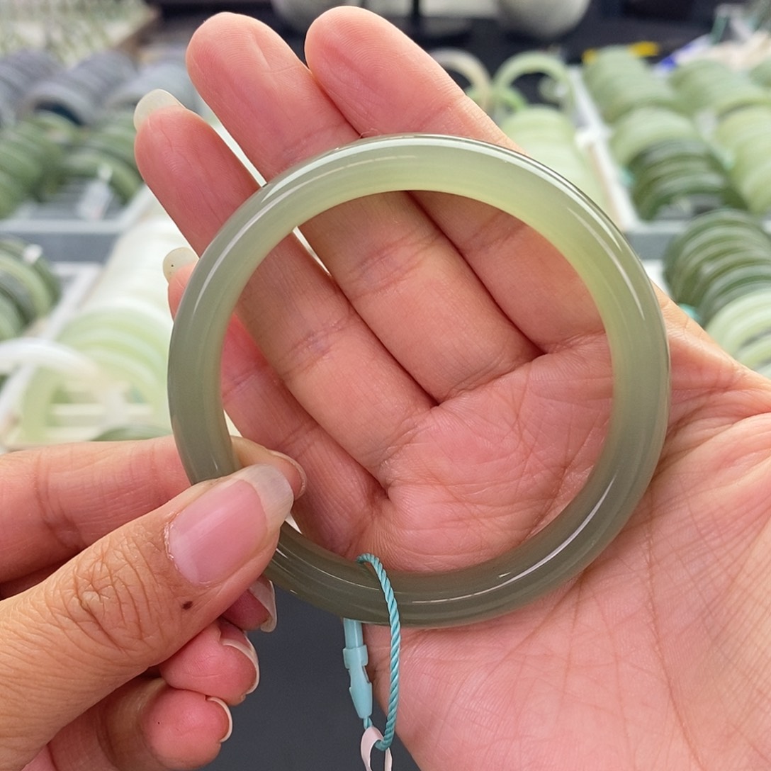 和田玉未镶嵌和田玉手镯55.56