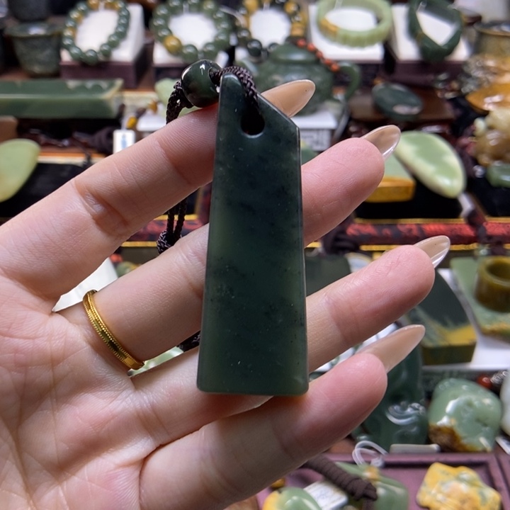 颈饰未镶嵌岫岩老玉（透闪石质玉）