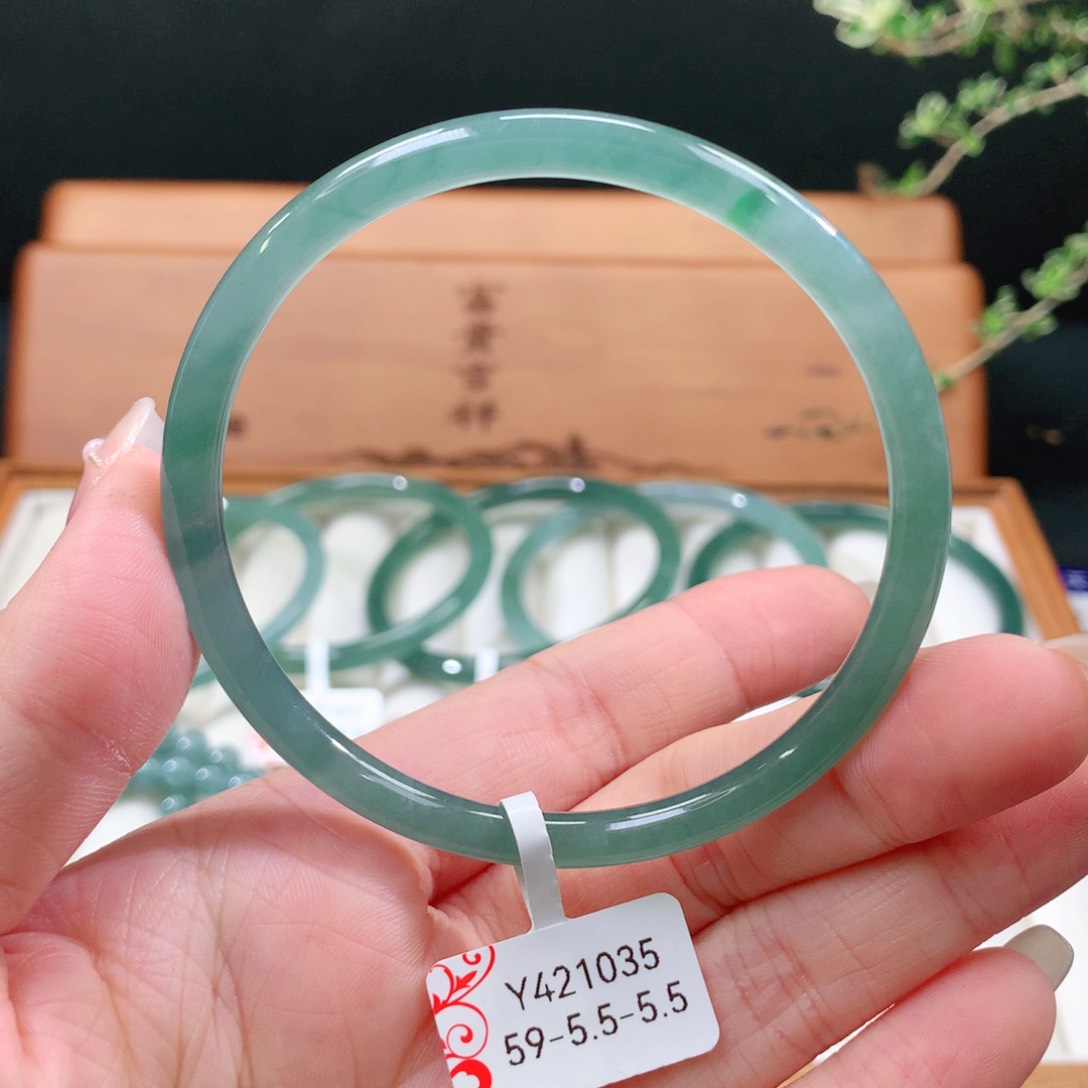 翡翠手镯未镶嵌天然