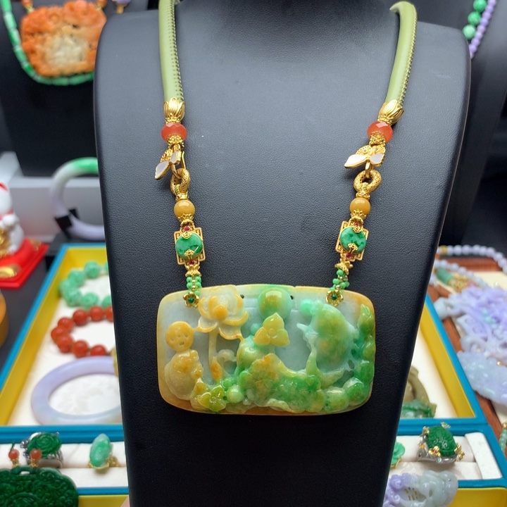 翡翠颈饰未镶嵌翡翠荷叶鱼