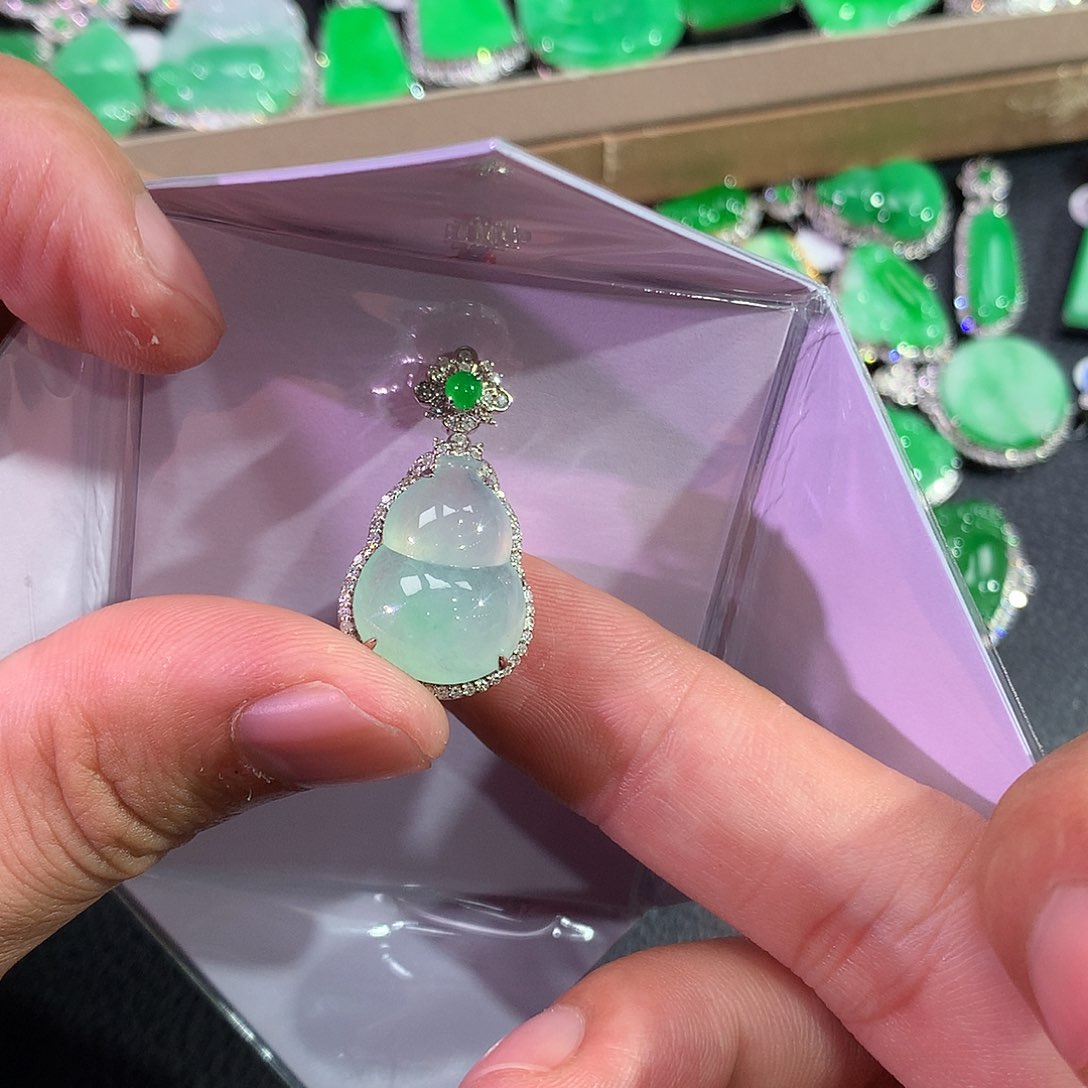 翡翠吊坠(赠链)18K金镶嵌