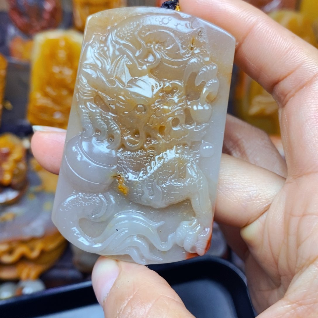 石英质玉（黄龙玉）未镶嵌颈饰