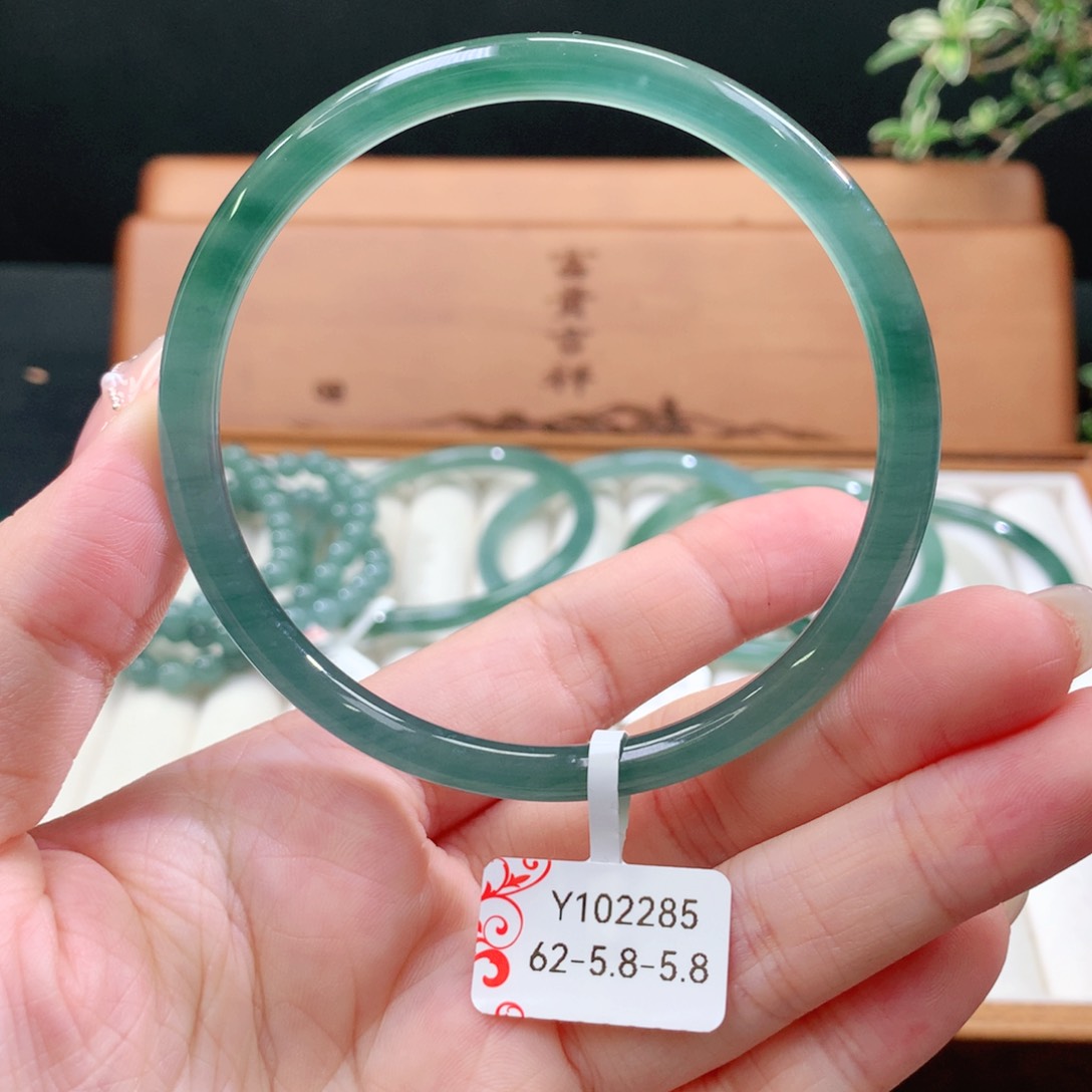 翡翠手镯未镶嵌天然