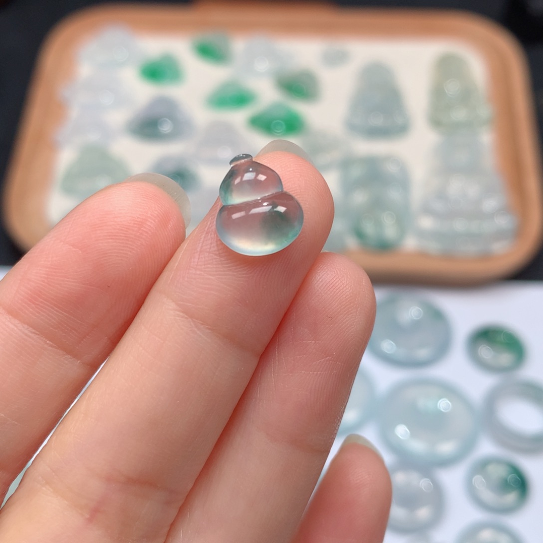 翡翠颈饰未镶嵌高冰飘花葫芦