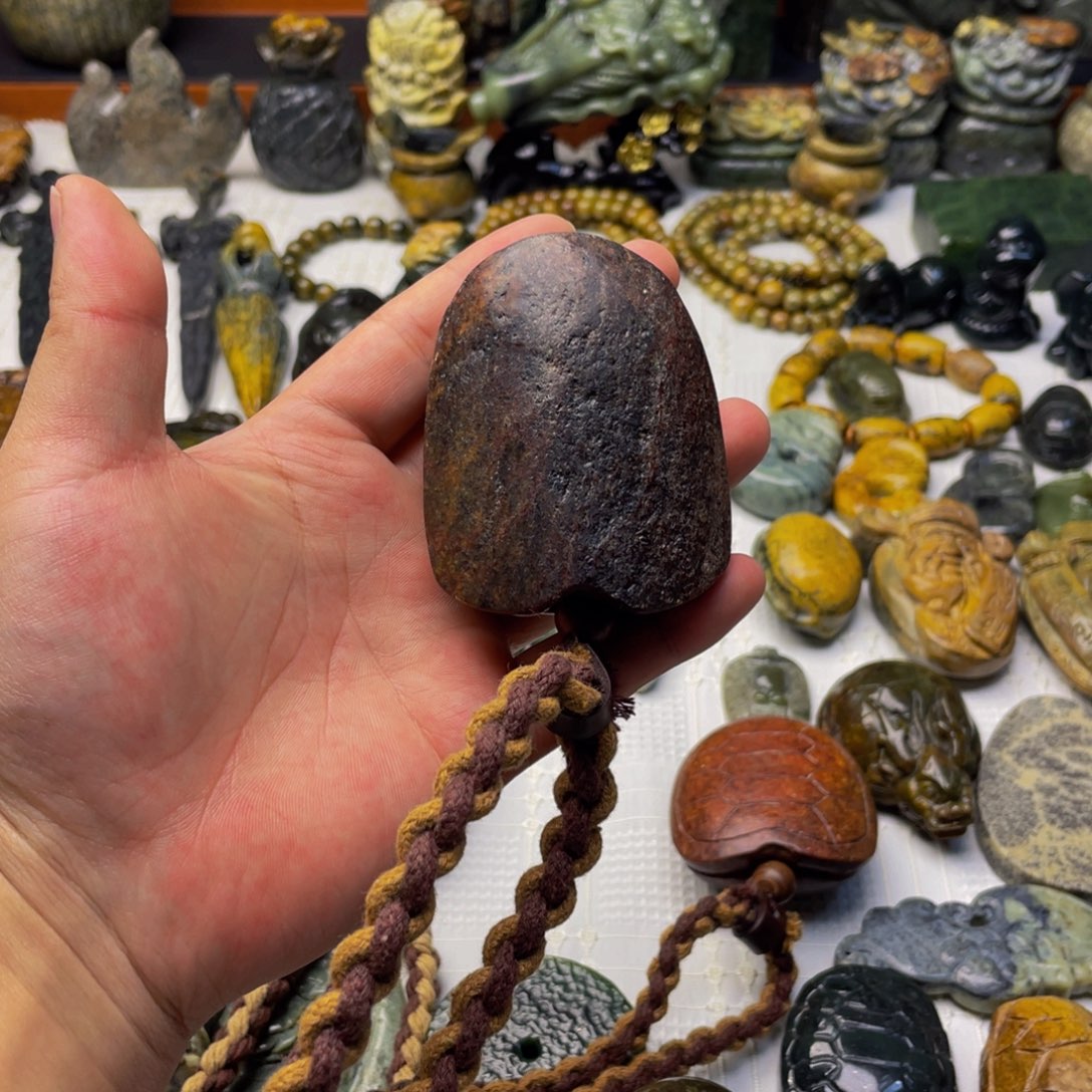 【闪购商品】未镶嵌岫岩河磨玉（透闪石质玉）挂件世**窗