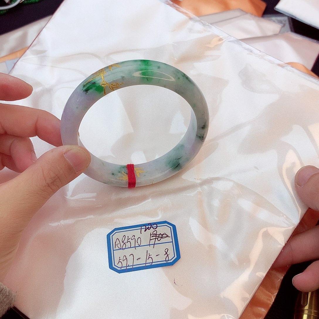 翡翠手镯未镶嵌翡翠