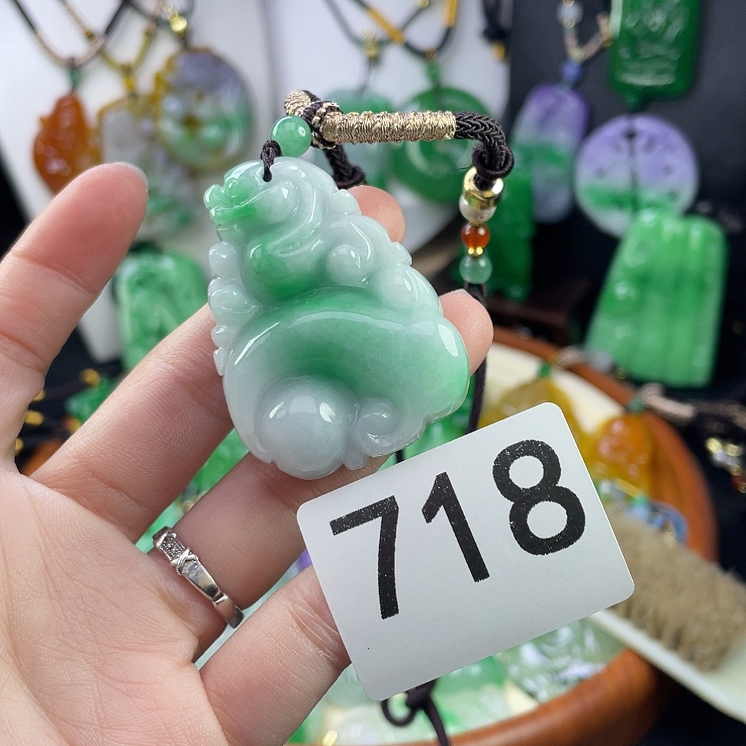 翡翠未镶嵌吊坠(赠链)