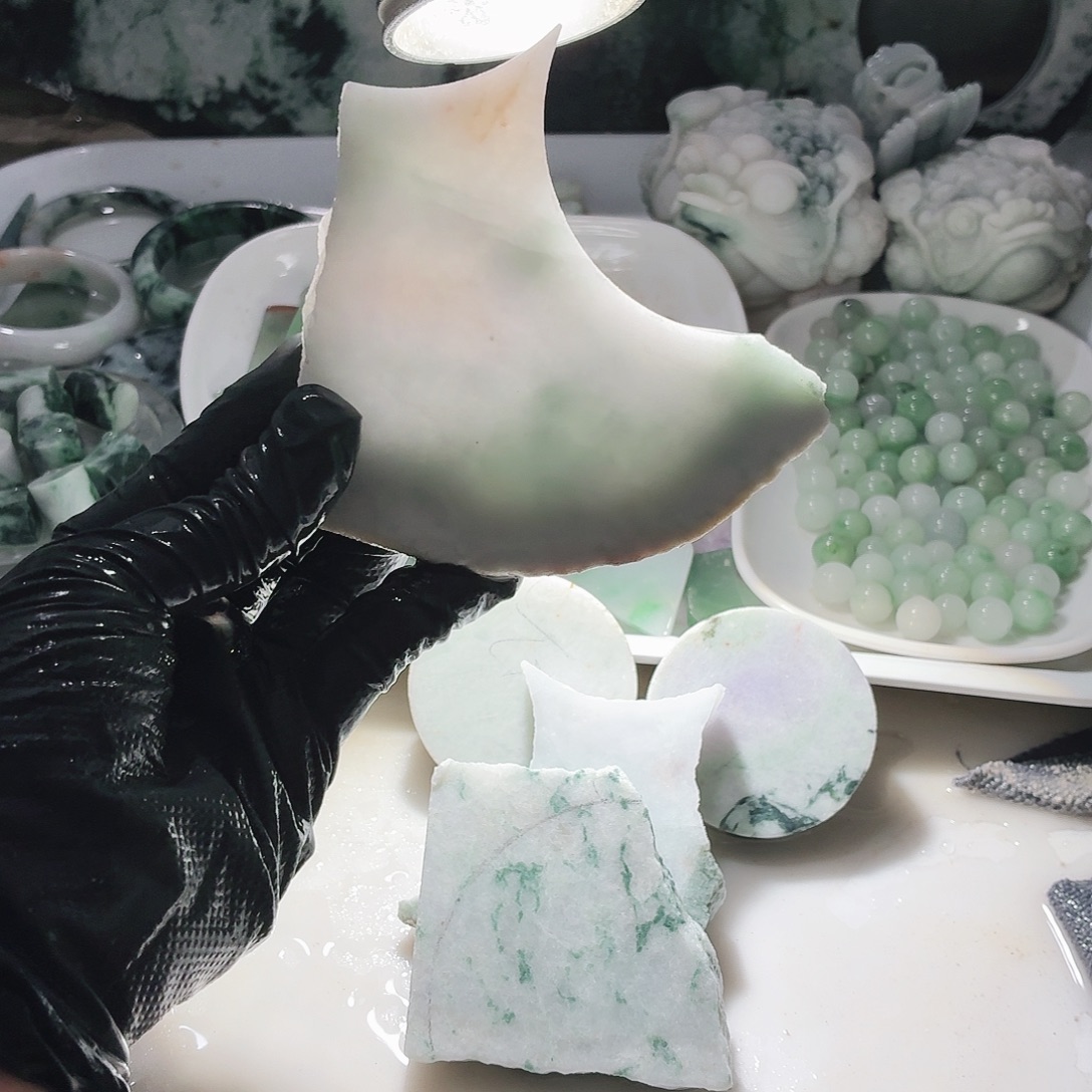 翡翠未镶嵌颈饰边角料